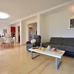 Сasa de vacaciones House With Garden 