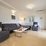Сasa de vacaciones House With Garden 