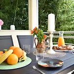 Сasa de vacaciones House With Garden 