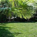 Сasa de vacaciones House With Garden 