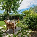 Сasa de vacaciones House With Garden 