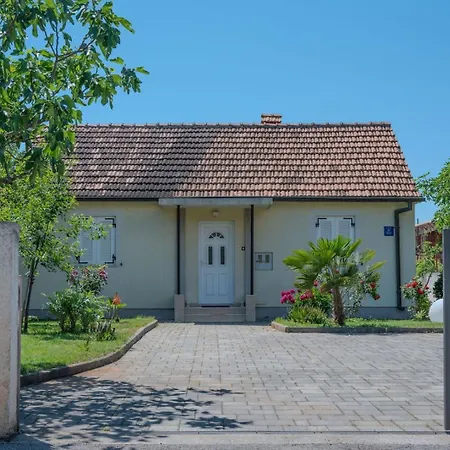 Vikendica House With Garden 