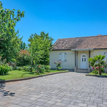 Vikendica House With Garden 