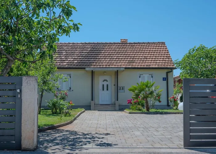Vikendica House With Garden 