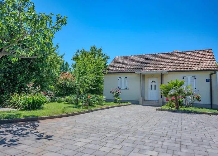 Vikendica House With Garden 